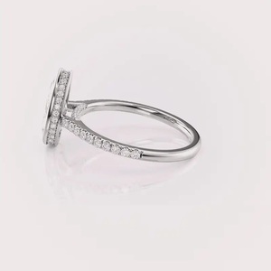 แหวนเพชรทรงลูกแพร์เพาะเลี้ยงในห้องปฏิบัติการ ได้รับการรับรองจาก IGI ประดับเพชรแบบเฮโล พร้อมวงแหวนแบบ Pave Band ทำจากเงินแท้ 925 - Product Image 4