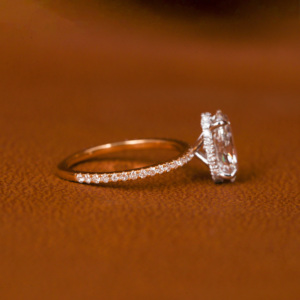 Bague exclusive en or 14KT Hidden Halo avec diamants de laboratoire de coupe ovale et ronde Bague de fiançailles de haute qualité pour les femmes - Product Image 2