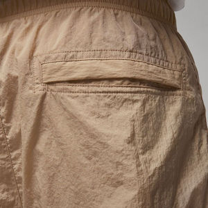 Pantalon coupe-vent en nylon de qualité supérieure pour hommes, patchwork avec logo personnalisé et rayures droites et incurvées, style décontracté - Product Image 4