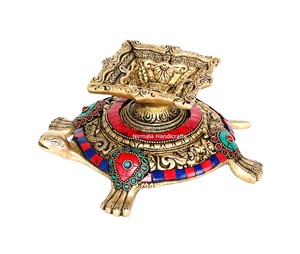 งานฝีมือนิรมลา โคมไฟรูปเต่าทองเหลืองประดับด้วยหิน งานแฮนด์เมด ของขวัญสำหรับพิธีปุจา สำหรับเทศกาลดีปัก ราชสถาน - Product Image 1