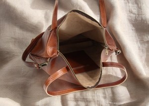 Fourre-tout en cuir véritable Timeless Grace avec forme structurée et brillance subtile - Product Image 2