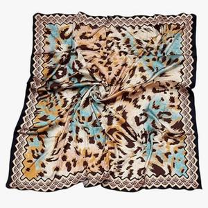 Pañuelo cuadrado hecho a mano de seda de alta calidad con logotipo personalizado Impresión digital Precio bajo de buen fabricante - Product Image 2