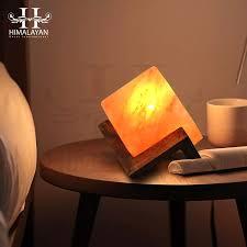 Lámpara de sal rosa del Himalaya con talla artística Forma cuadrada refinada y Base de madera para decoración del hogar Iluminación Producto de artesanía natural - Product Image 3