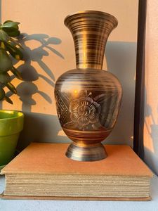 Vase en laiton massif fabriqué à la main avec motif imprimé de fleurs classiques décoration de la maison à bas quantité minimale de commande pour motif gravé en métal de mariage - Product Image 3