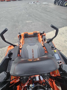 Cortadora de Césped Comercial e Industrial de Giro Cero Bad Boy Rogue 2025 de 72 Pulgadas, Motor de Gasolina de 4 Tiempos y 125cc con Caja Recolectora de Césped de 300L - Product Image 5