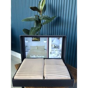 Juego de Funda Nórdica de Lujo Bella Home en Caja, Color Cappuccino, Tela Satén con Doble Rayado y Detalle Plegado - Product Image 1