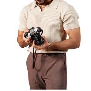 T-shirt à col en V 100% en coton pour hommes, vêtements décontractés respirants et confortables de qualité supérieure, légers et à la mode. - Product Image 1