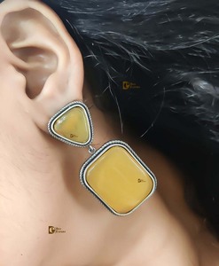 Pendientes Réplica Plateados con Piedra Monalisa para Niñas, Ideales para Fiestas y Regalos - Product Image 3