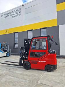 Heavy-duty Diesel Forklift with Pneumatic Tires for Indoor Warehouse Operations and Heavy <b>Lifting</b>. - Product Image 2