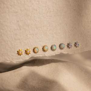 Opal Pave Moon Pendientes 925 Plata chapada en oro Diamante Piedras preciosas Stud Pendientes Opal Boho Joyería Celestial Joyería Regalo para ella - Product Image 1