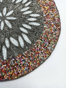 Sous-plat artisanal exquis en perles de fleurs avec des pétales orange, blanc et marron d'inspiration vintage, pièce maîtresse décorative pour la table - Product Image 6