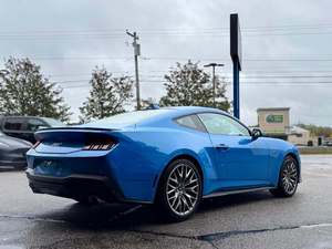 Ford Mustang GT Premium Fastback 2024 d'occasion, boîte manuelle, conduite à droite, turbo, jantes R17, pack sécurité Dark, toit ouvrant, démarrage à distance, intérieur cuir - Product Image 3