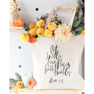 Sac fourre-tout en toile de coton avec motif de lettres « Agis en justice, aie la miséricorde, marchez humblement - Micah 6:8 » - Product Image 5