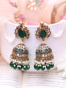 Boucles d'oreilles traditionnelles indiennes Jumkahs et boucles d'oreilles en Kundan plaqué or avec perles pour femmes et filles - Product Image 3