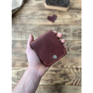 Portefeuille en cuir véritable fait main le plus vendu avec un design classique à deux volets et une finition lisse pour la durabilité disponible à la vente - Product Image 1