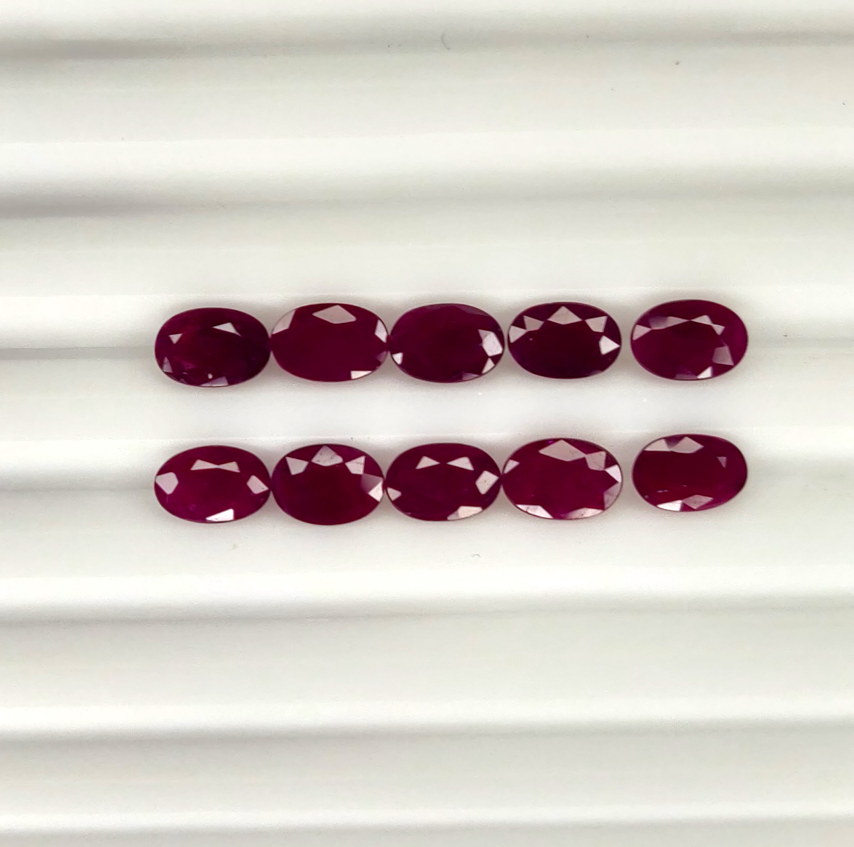 สีแดงเข้ม