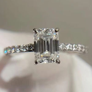 Moissanit-Ring im Smaragdschliff mit verstecktem Halo für Damen, 925er Silber mit vergoldeter Oberfläche, Jubiläumsversprechen-Schmuckgeschenk für sie. - Product Image 1