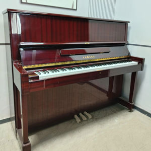 Piano Vertical Yamaha W108BS Rojo Japonés, Color Caoba, Piano de Segunda Mano, Acción Suave y Estética Clásica - Product Image 1