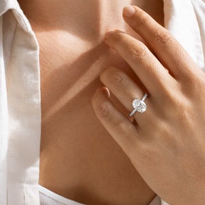 Anillo de Compromiso con Moissanita de Corte Ovalado de 8x10 mm con Banda Pavé Chapada en Oro Blanco, Cuatro Puntas, Joyería Fina para Mujer, Aniversario de Bodas - Product Image 4