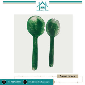 Fournisseur en vrac vendant des couverts au design unique, ensemble de cuillère et fourchette de service à salade verte en résine et en marbre de deux pièces - Product Image 2