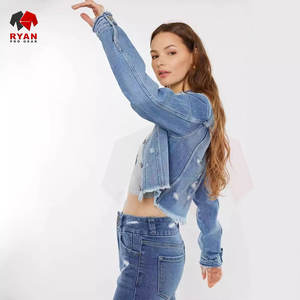 Veste en jean pour femme fabriquée avec du denim lavé de qualité supérieure, fermeture à boutons classique et coupe confortable - Product Image 2