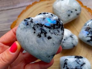 Vente en gros Agate naturelle polie Coeurs gonflés Flashy Cristaux de pierre de lune arc-en-ciel blancs Coeurs sculptés de style féerique Guérison - Product Image 3