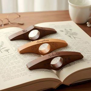 Porte-livre en bois classique pour les habitudes de lecture traditionnelles, offrant une prise en main confortable et un contrôle des pages. - Product Image 1