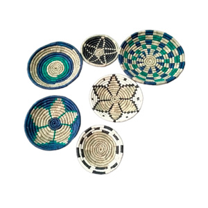Assiette jonc marin artisanale du Vietnam pour la décoration murale à bon prix avec des motifs colorés - Product Image 1