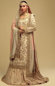 Superbe broderie lourde sur 2024 mariée longue Kurta Lehenga robe en soie ornée de perles de verre en cristal Dabka travail pour les mariages - Product Image 2