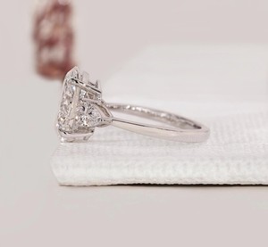 Anillo de Compromiso de Lujo de Oro de 14K con Diamante Cultivado en Laboratorio de Tres Piedras en Forma de Pera de 3.53 CTTW, Claridad VVS2, Chapado en Rodio, Certificado IGI, Venta al por Mayor - Product Image 3