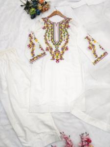 Dernier ensemble de kurta blanc avec fil fantaisie ethnique Style de bureau exclusif Tenue quotidienne décontractée Les plus vendues pour femmes et filles - Product Image 3