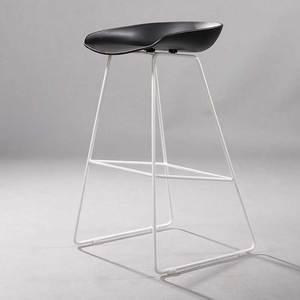 Taburete de Bar de Plástico ST3021 con Patas de Hierro con Recubrimiento en Polvo para Cocina Rústica, Bar en Casa y Muebles de Bar para Hoteles - Product Image 6