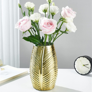 Vase à fleurs en métal plaqué or au design moderne moulé en métal Décoration intérieure luxueuse pour de superbes compositions florales - Product Image 2