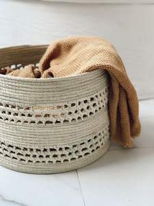 ตะกร้ามาคราเม่ตกแต่งสวยงามสำหรับจัดเก็บของใช้ในบ้าน ห้องนอน ห้องนั่งเล่น วางบนโต๊ะ และของตกแต่งบ้านที่มีสไตล์จากอินเดีย - Product Image 3