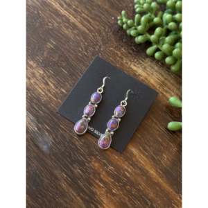 Pendientes Colgantes Hechos a Mano en Navajo con Turquesa Morada de Mohave y Plata de Ley, Forma de Gota de Agua - Product Image 3