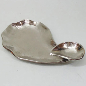 Bol à chips et à trempette décoratif en aluminium élégant et unique, forme unique, finition brillante, pour servir des collations et des bonbons - Product Image 1