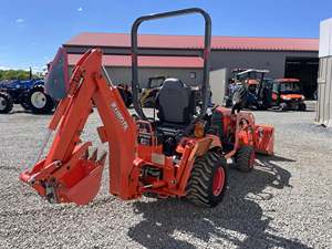 Tracteur agricole d'occasion à 3 roues, rouge, avec chargeur frontal et pelle arrière - Product Image 1