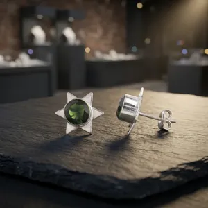 Pendientes de plata de ley 925 con turmalina verde, hechos a mano por un diseñador, para mujeres y niñas, ideales para fiestas. - Product Image 1