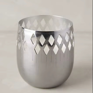 Tarro de vela de cera de Metal Vintage con acabado antiguo adecuado para interiores de casas rústicas y decoraciones de habitaciones acogedoras diarias - Product Image 1