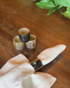 Anillo para Servilletas Hecho a Mano con Cuerno de Búfalo Ecológico, Tamaño y Diseño Personalizables, Estilo Moderno y Clásico para Hogar y Restaurante - Product Image 1