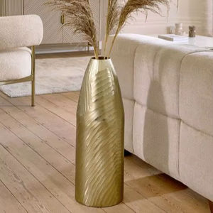 Florero de Metal Único con Formas de Inspiración Exclusiva y Patrones Sofisticados, Florero Dorado Brillante - Product Image 1