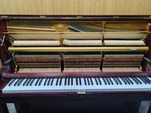 Piano droit Yamaha YU1 rouge vin, son de haute qualité, adapté à un usage domestique et professionnel, 88 touches - Product Image 5