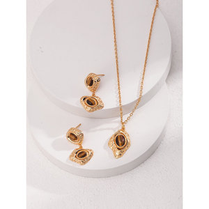 Collana con Pendente in Pietra Occhio di Tigre a Rombo Irregolare Placcato Oro Resistente all'Ossidazione Ipoallergenico Elegante Organizzatore di Gioielli - Product Image 6