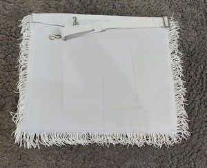 Juego de Delantal y Guantes Masónicos - Cuero Sintético, Bordado a Máquina con Escuadra y Compás, Flecos Blancos, Origen Importado - Product Image 5