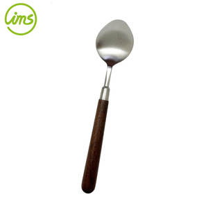 Cuillère à dîner en acier inoxydable avec manche en bois de noyer moderne de luxe en gros pour une utilisation en fête - Écologique et durable - Product Image 4