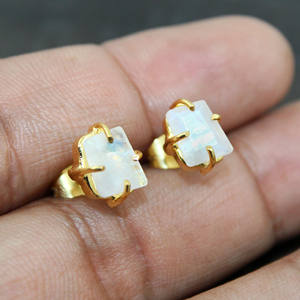 Pendiente de tuerca chapado en oro con forma elegante de piedra lunar natural hecho a mano al por mayor para joyería - Product Image 1