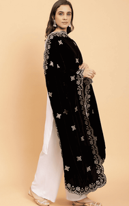 Dupattas de terciopelo de diseñador para mujeres al por mayor ingeniosamente bordadas con bordes de recortes para ocasiones festivas y de boda - Product Image 6