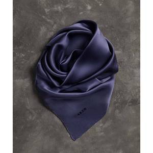 Écharpe carrée en crêpe de soie bleue satinée délavée - Product Image 2