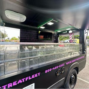 รถขายอาหารเคลื่อนที่พร้อมใช้งานพร้อมเครื่องมือครัวเต็มรูปแบบที่ออกแบบมาสำหรับเครื่องชงกาแฟเครื่องทำขนมโรงแรมในสต็อก - Product Image 5