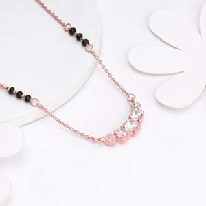 Collier de mariée en or rose et diamants, élégant et minimaliste, fait à la main, pour femmes - Product Image 3
